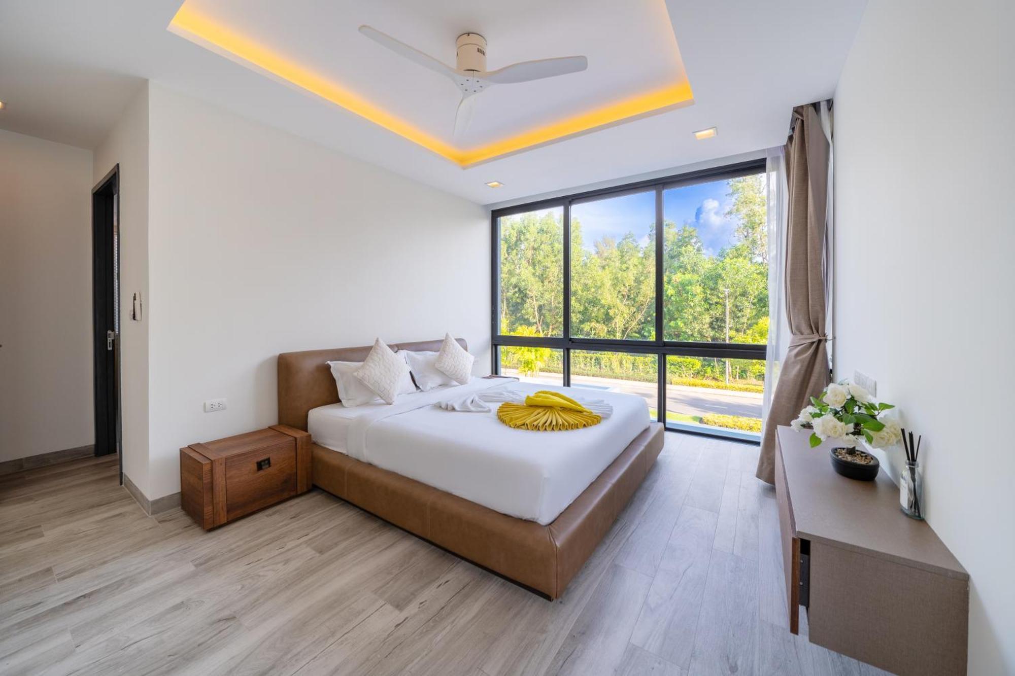 Modern Minimalist 6 Bedroom Light Luxury Private Pool Golf Course Laguna Park Villa