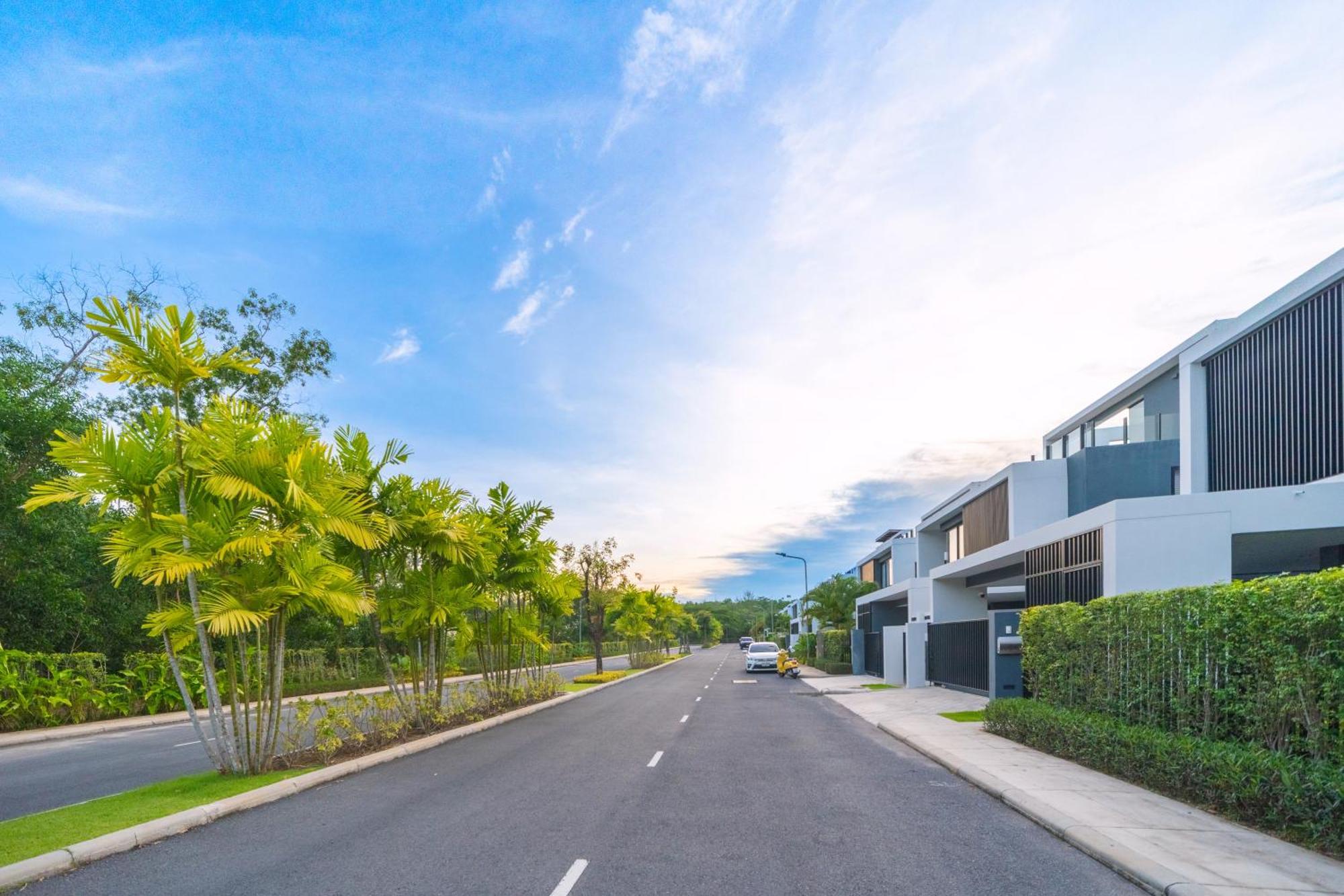 Modern Minimalist 6 Bedroom Light Luxury Private Pool Golf Course Laguna Park Villa Ban Phru Champa