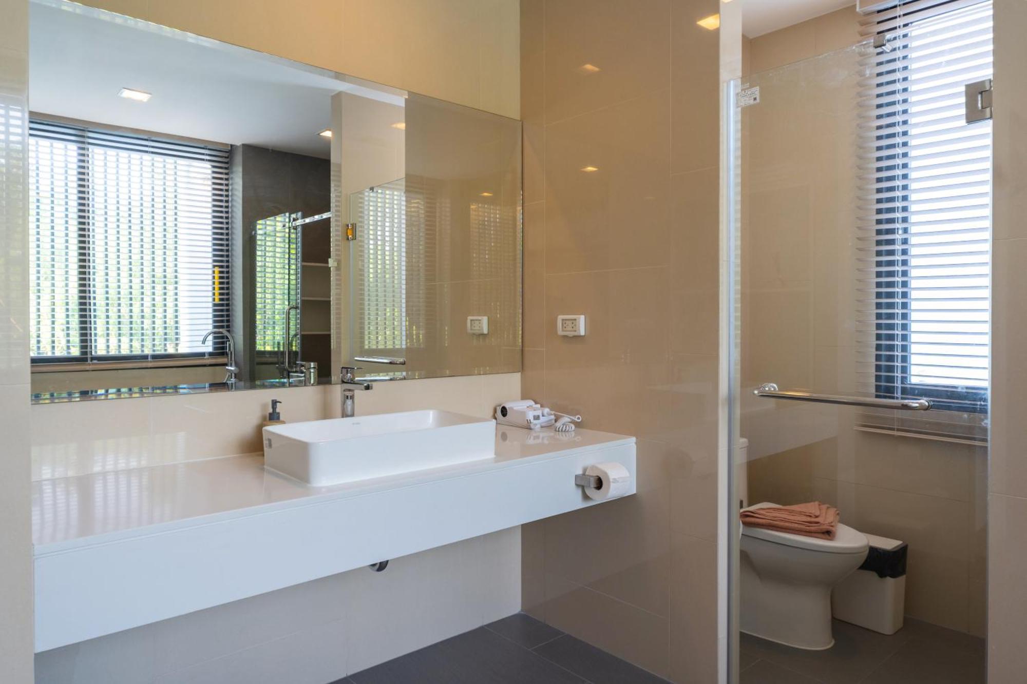 Modern Minimalist 6 Bedroom Light Luxury Private Pool Golf Course Laguna Park * Ban Phru Champa