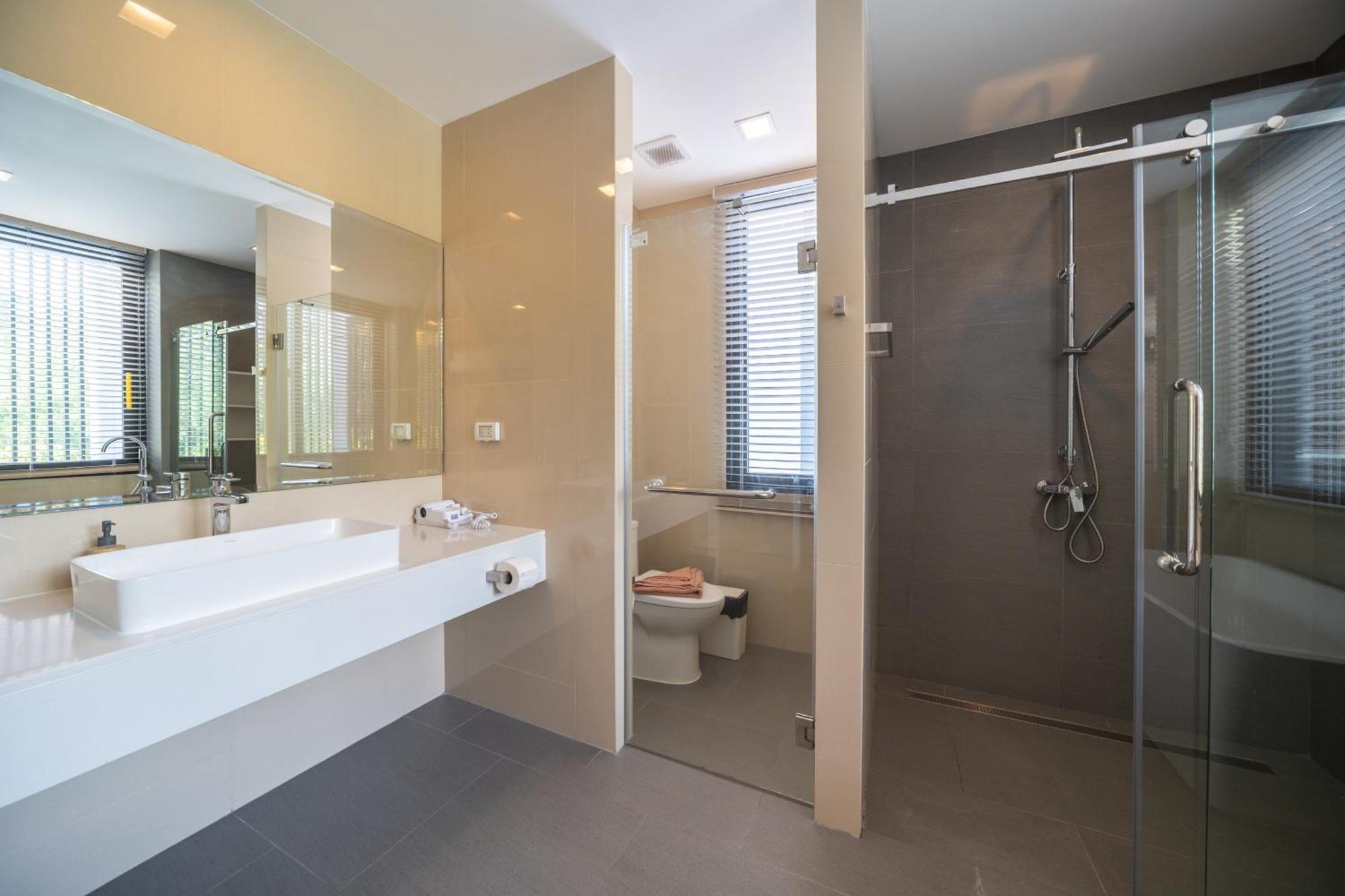 Villa Modern Minimalist 6 Bedroom Light Luxury Private Pool Golf Course Laguna Park
