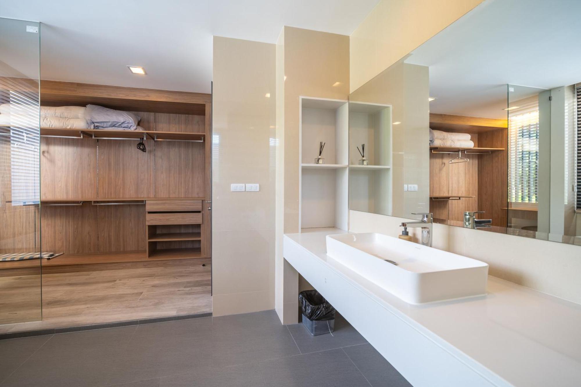 Modern Minimalist 6 Bedroom Light Luxury Private Pool Golf Course Laguna Park Villa Ban Phru Chan