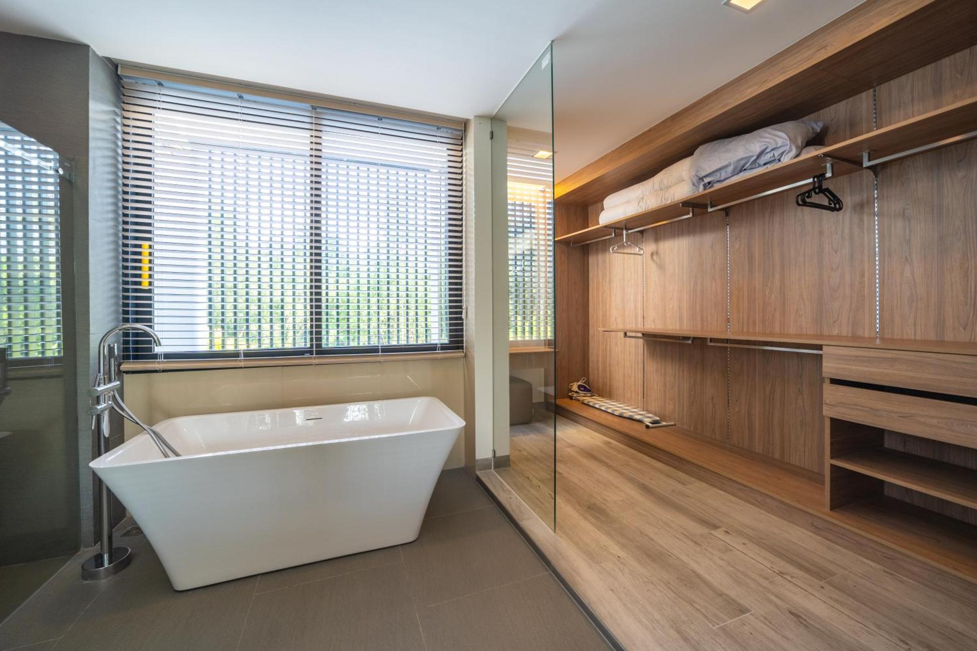Modern Minimalist 6 Bedroom Light Luxury Private Pool Golf Course Laguna Park *