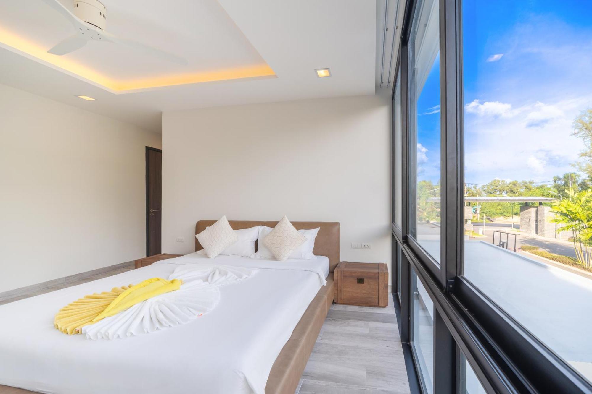 Modern Minimalist 6 Bedroom Light Luxury Private Pool Golf Course Laguna Park Villa