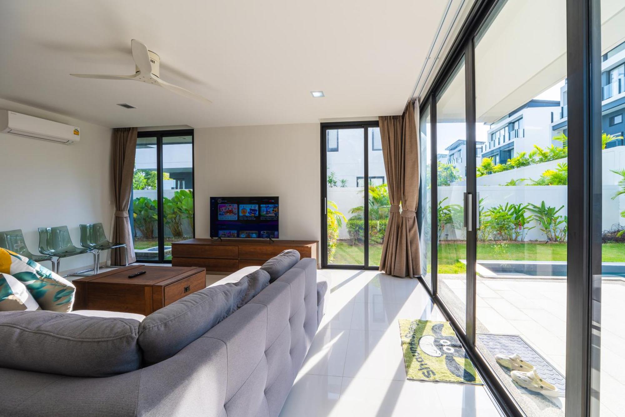 Modern Minimalist 6 Bedroom Light Luxury Private Pool Golf Course Laguna Park Villa *