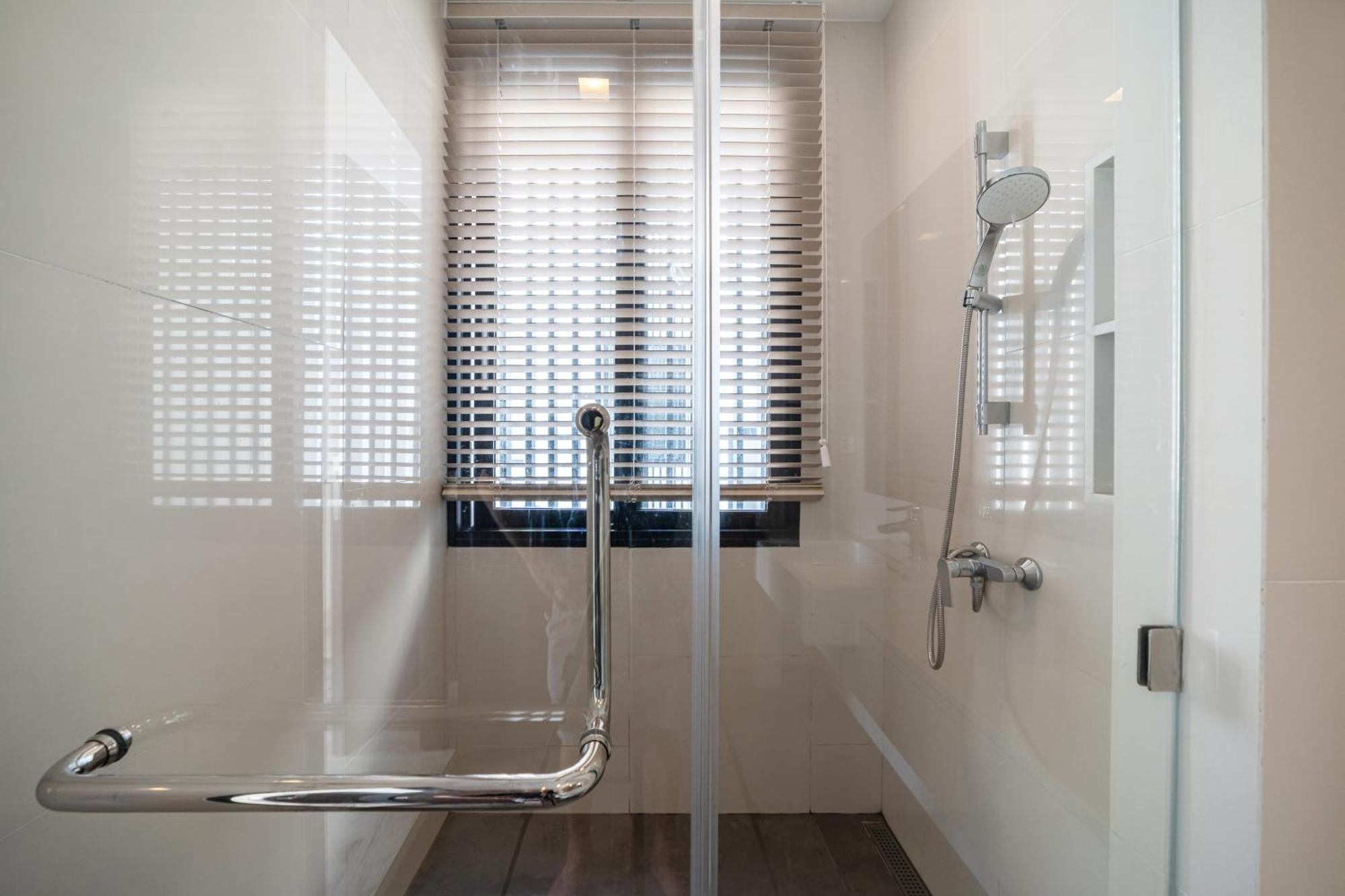 Villa Modern Minimalist 6 Bedroom Light Luxury Private Pool Golf Course Laguna Park *