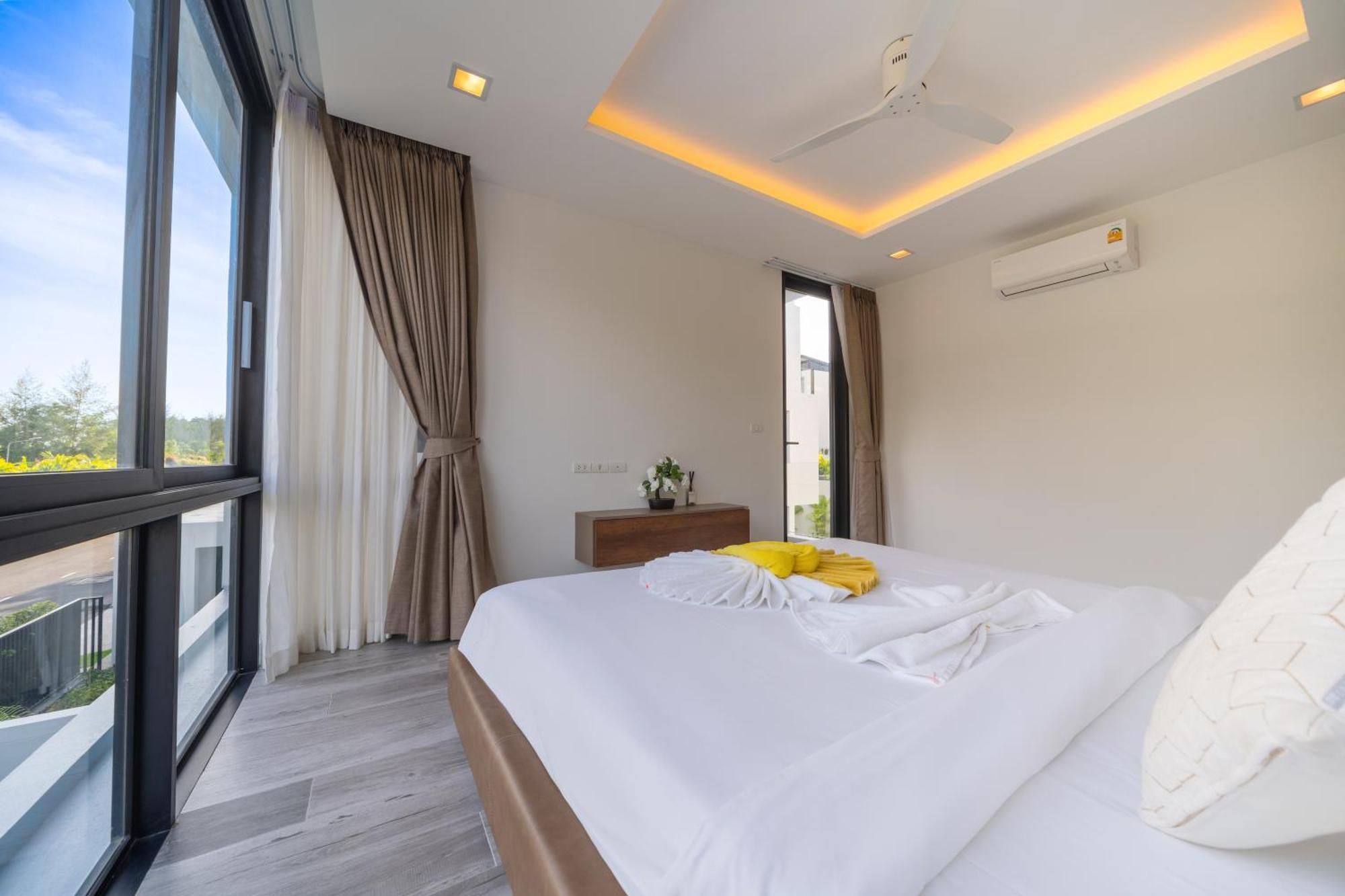 Modern Minimalist 6 Bedroom Light Luxury Private Pool Golf Course Laguna Park