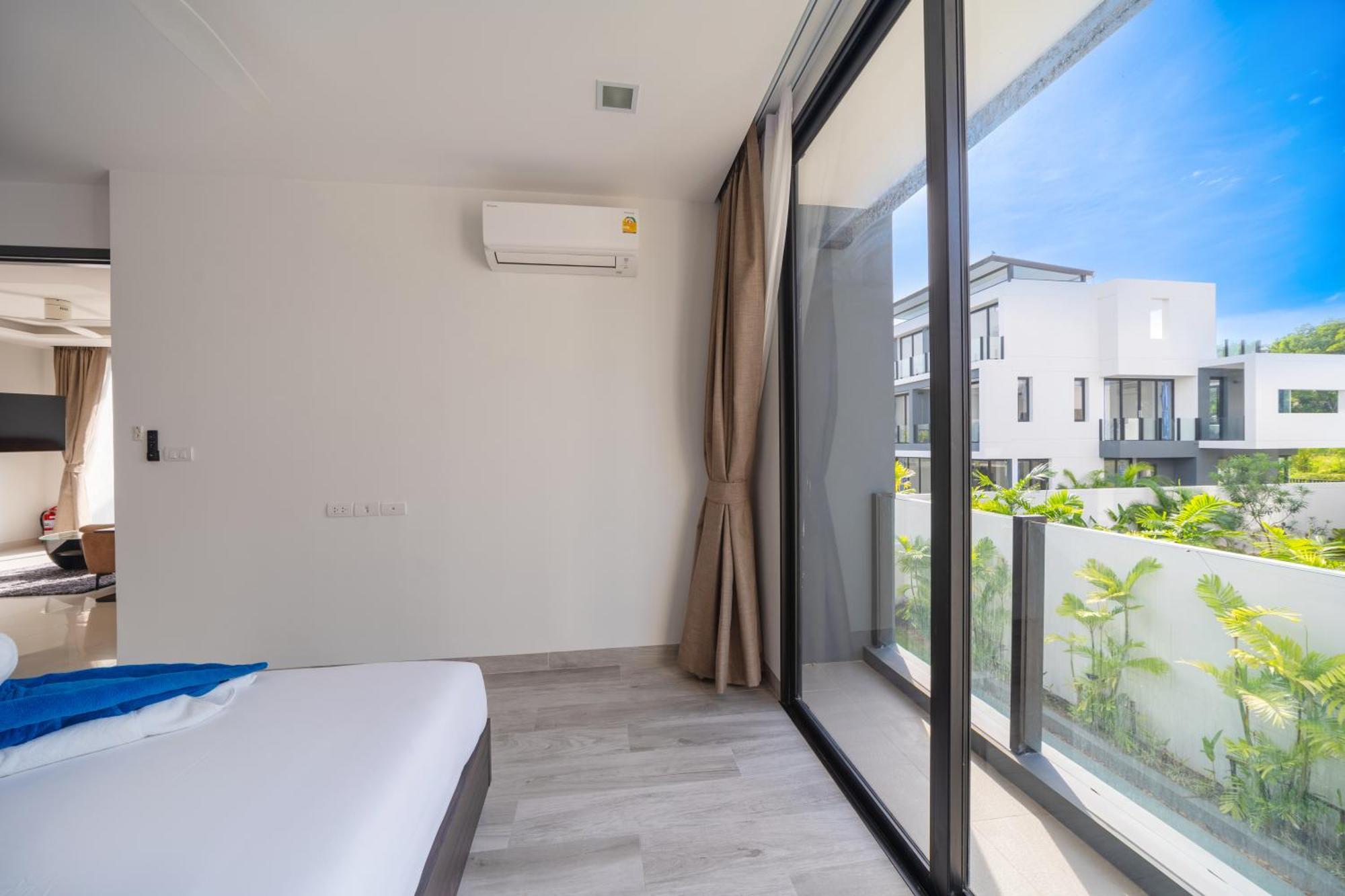 Modern Minimalist 6 Bedroom Light Luxury Private Pool Golf Course Laguna Park Villa *