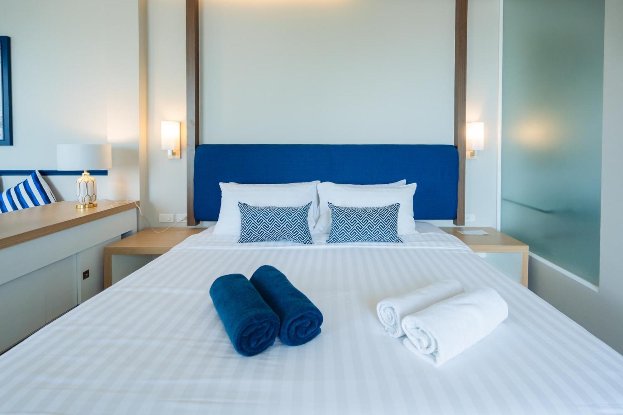 Hotel Phuket Boat Quay 4*