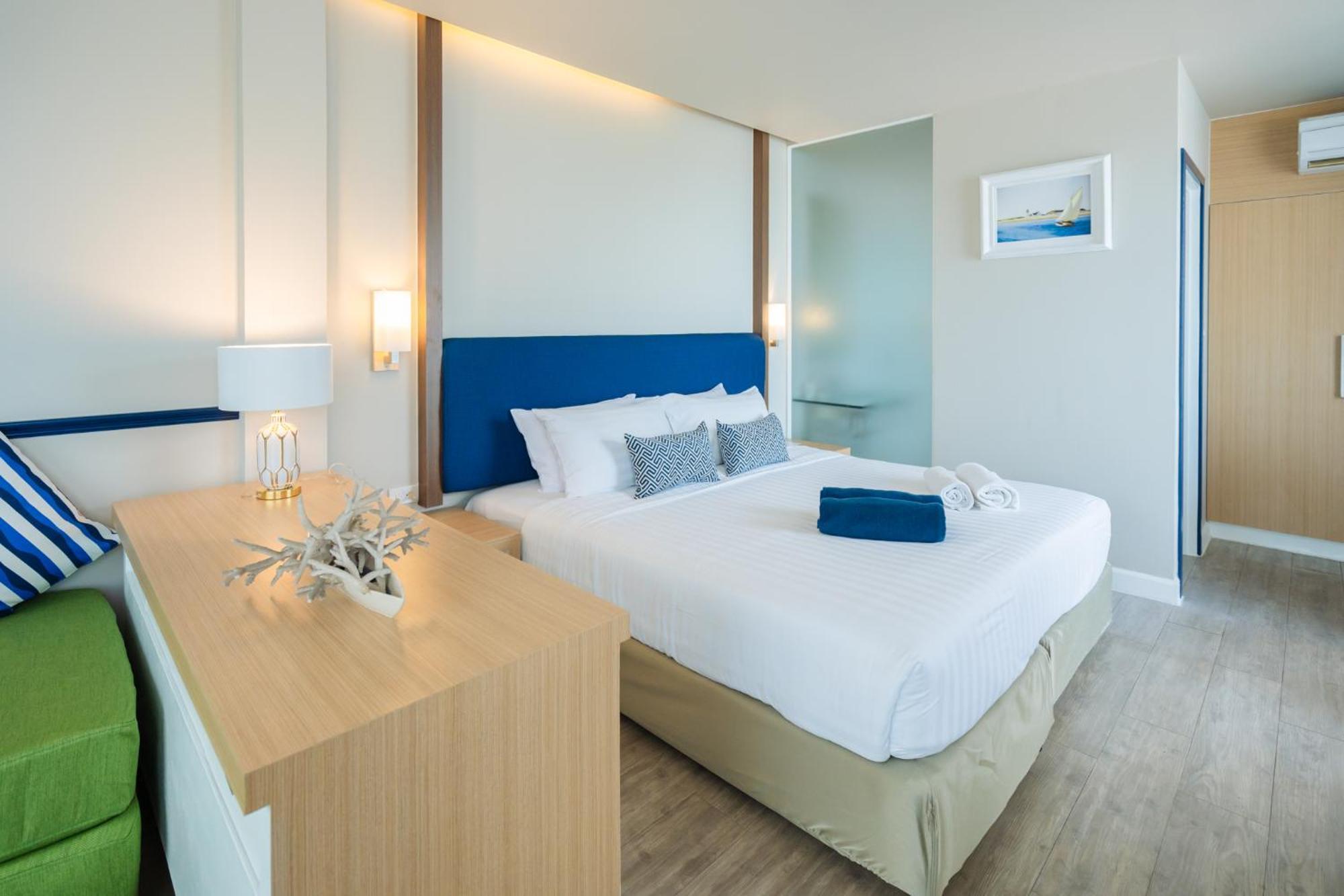 Hotel Phuket Boat Quay 4*