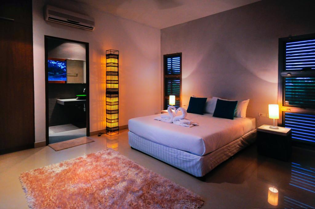 Villa Nai Harn Beach Villa *