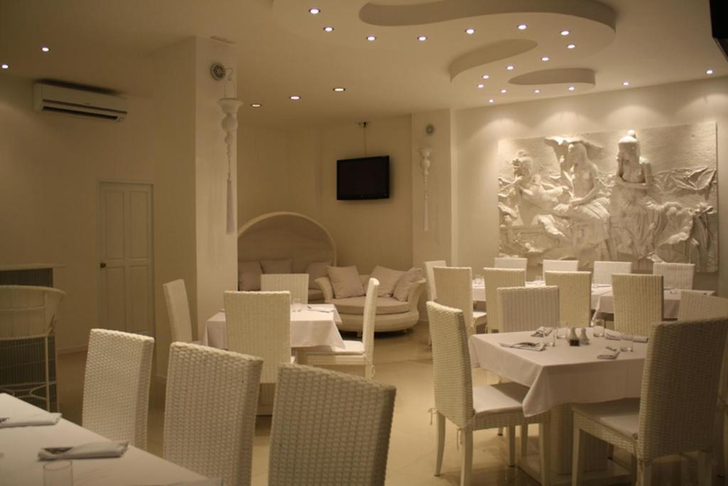 Hotel Santi White