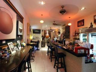 Bodega Phuket (adults Only) Albergue