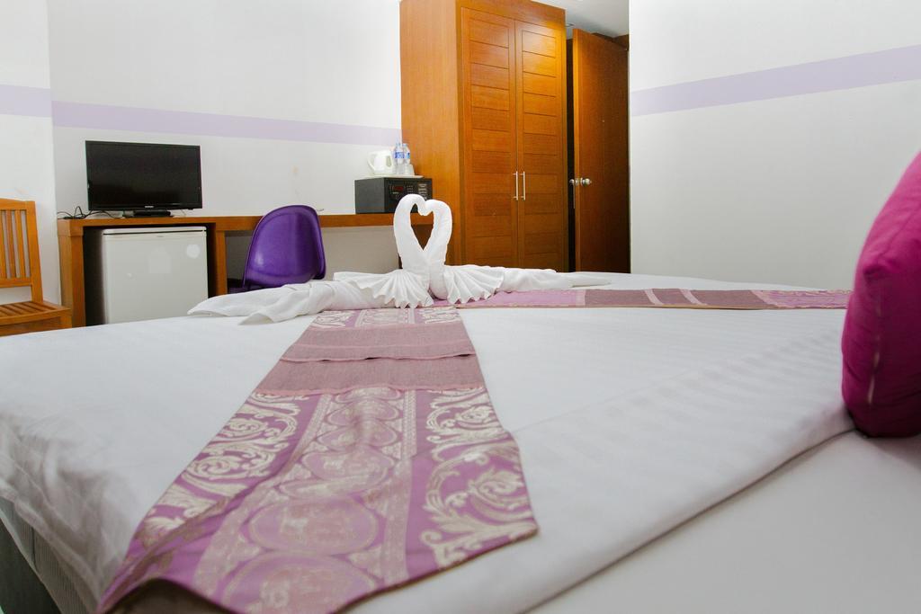 Chana Hotel 3*