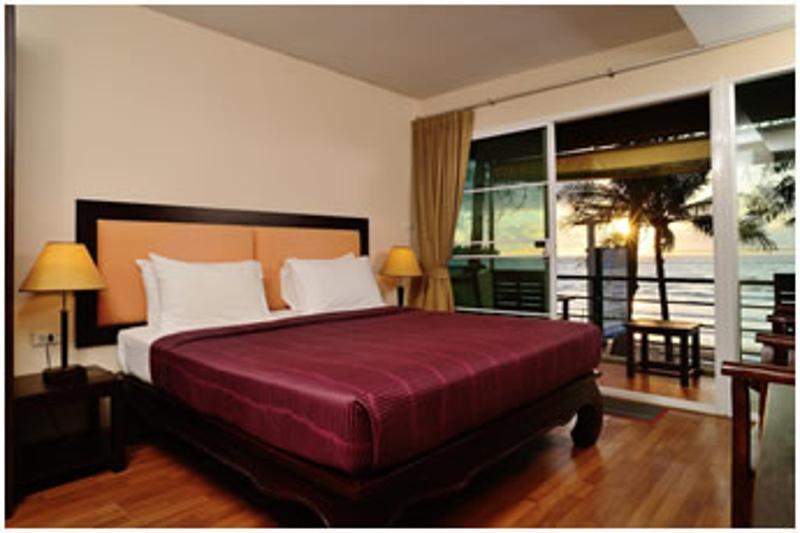 Beachfront Hotel Pantai Kamala