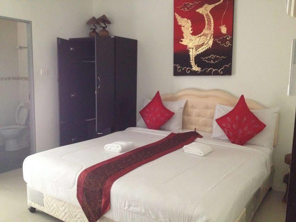 Beehive Magenta Patong Hostel