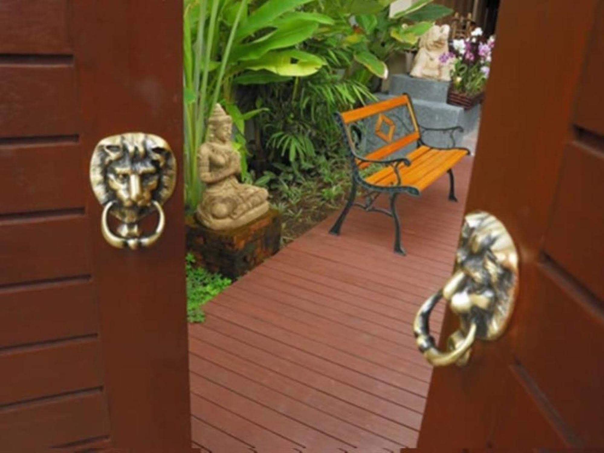Beachfront Hotel Pantai Kamala
