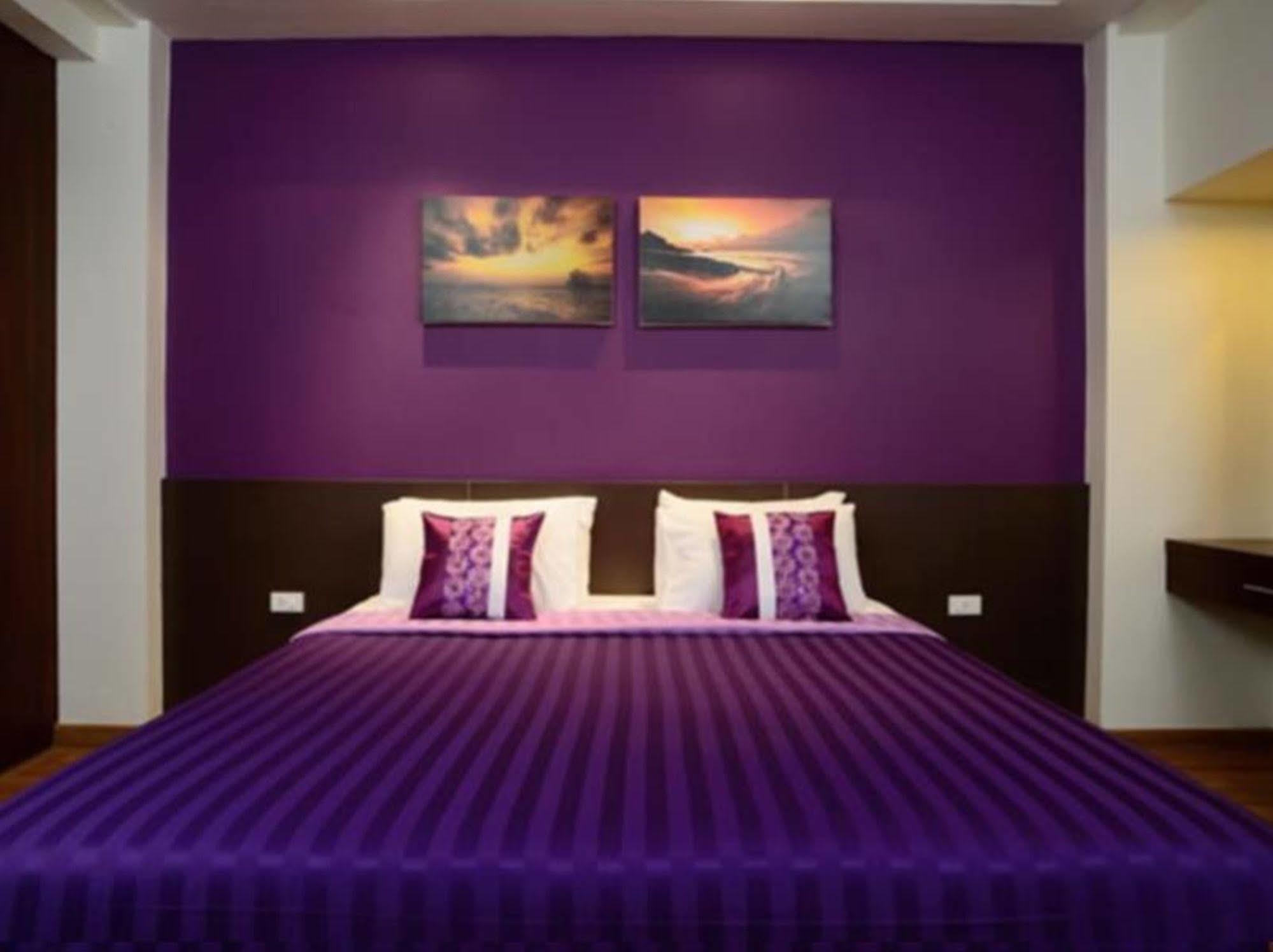 Beachfront Hotel Pantai Kamala