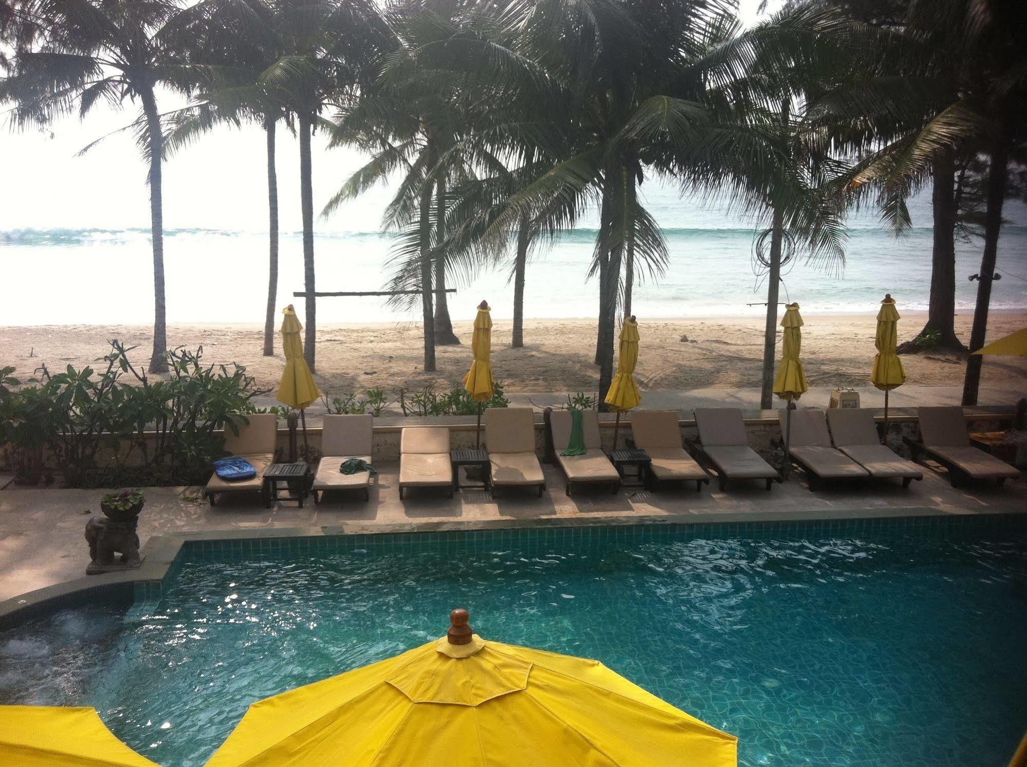 Beachfront Hotel Pantai Kamala