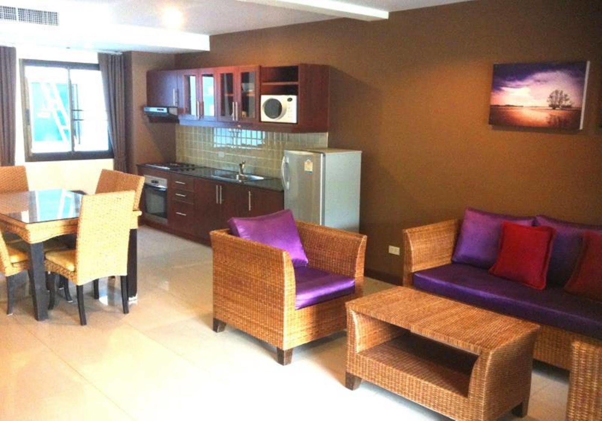 Beachfront Hotel Pantai Kamala