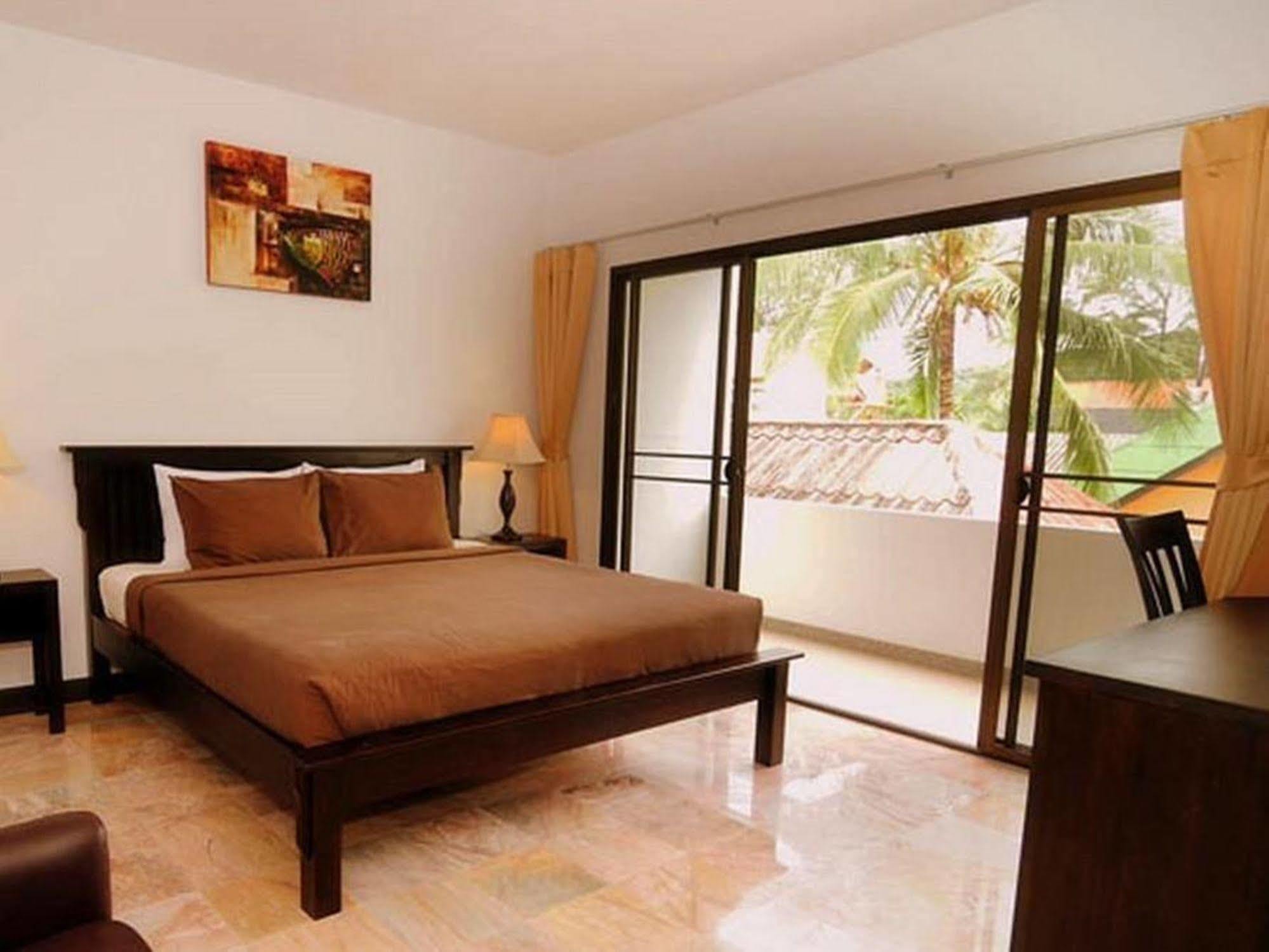 Beachfront Hotel Pantai Kamala