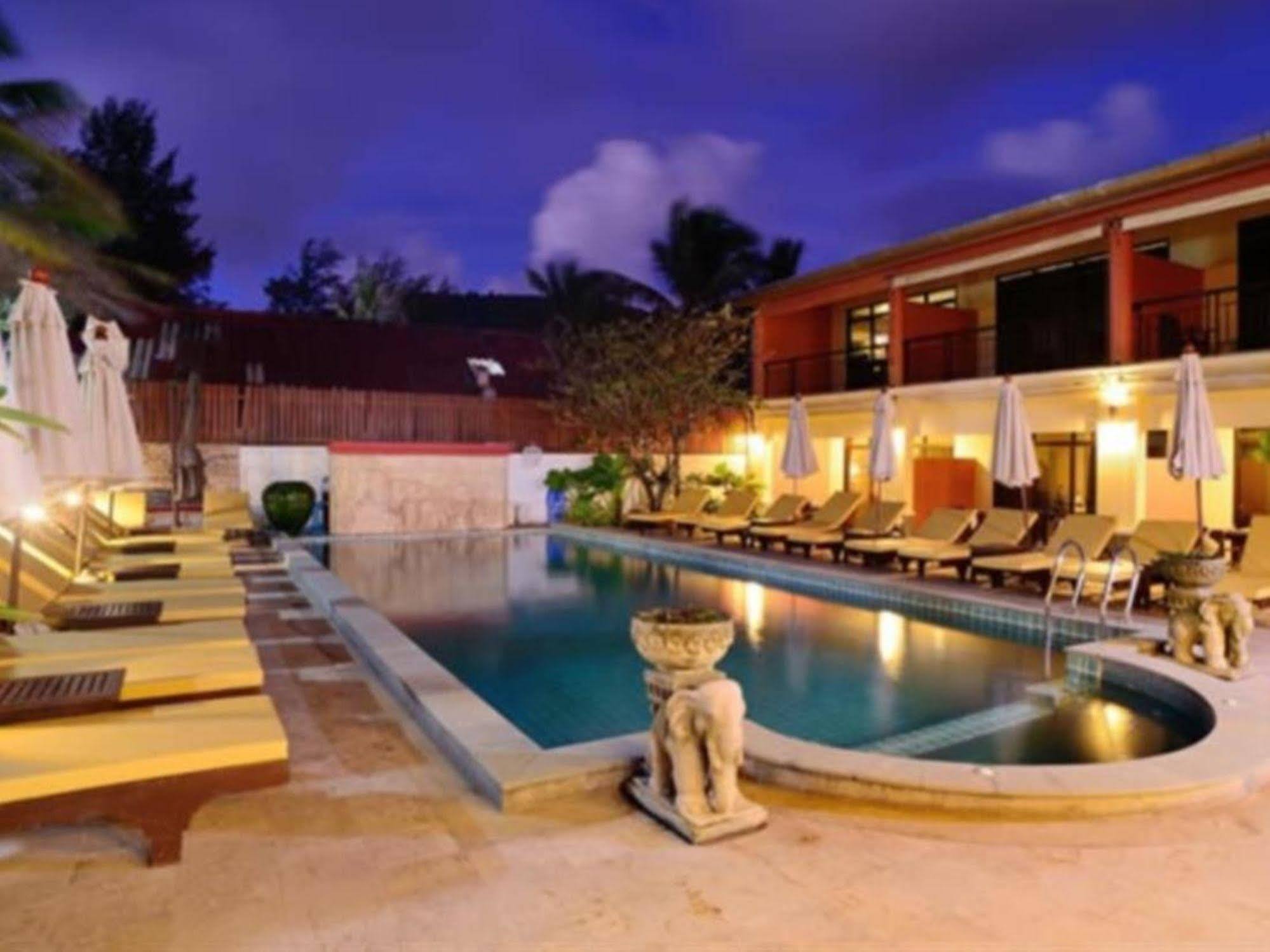 Beachfront 3* Pantai Kamala