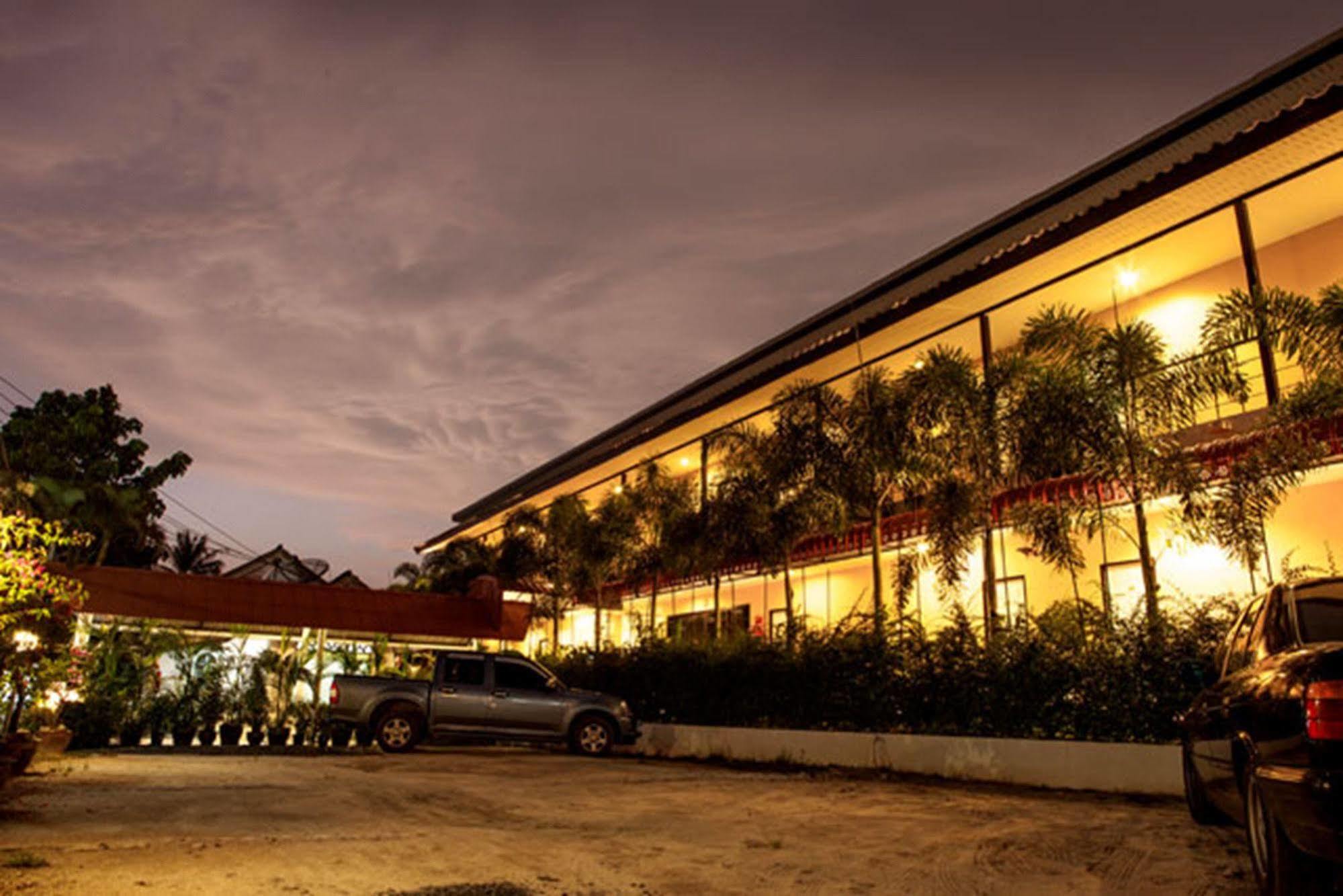 Phuket Airport Hotel 2*