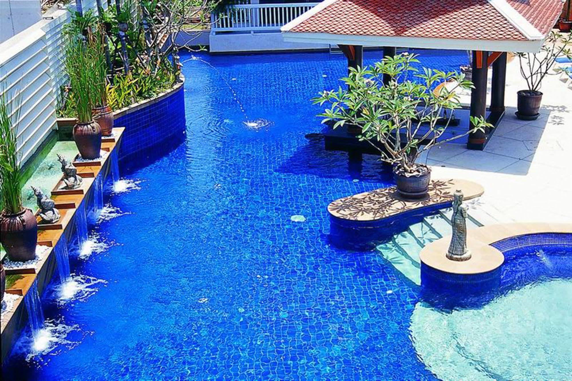 Poolside Sha Extra Resort Strand Kata