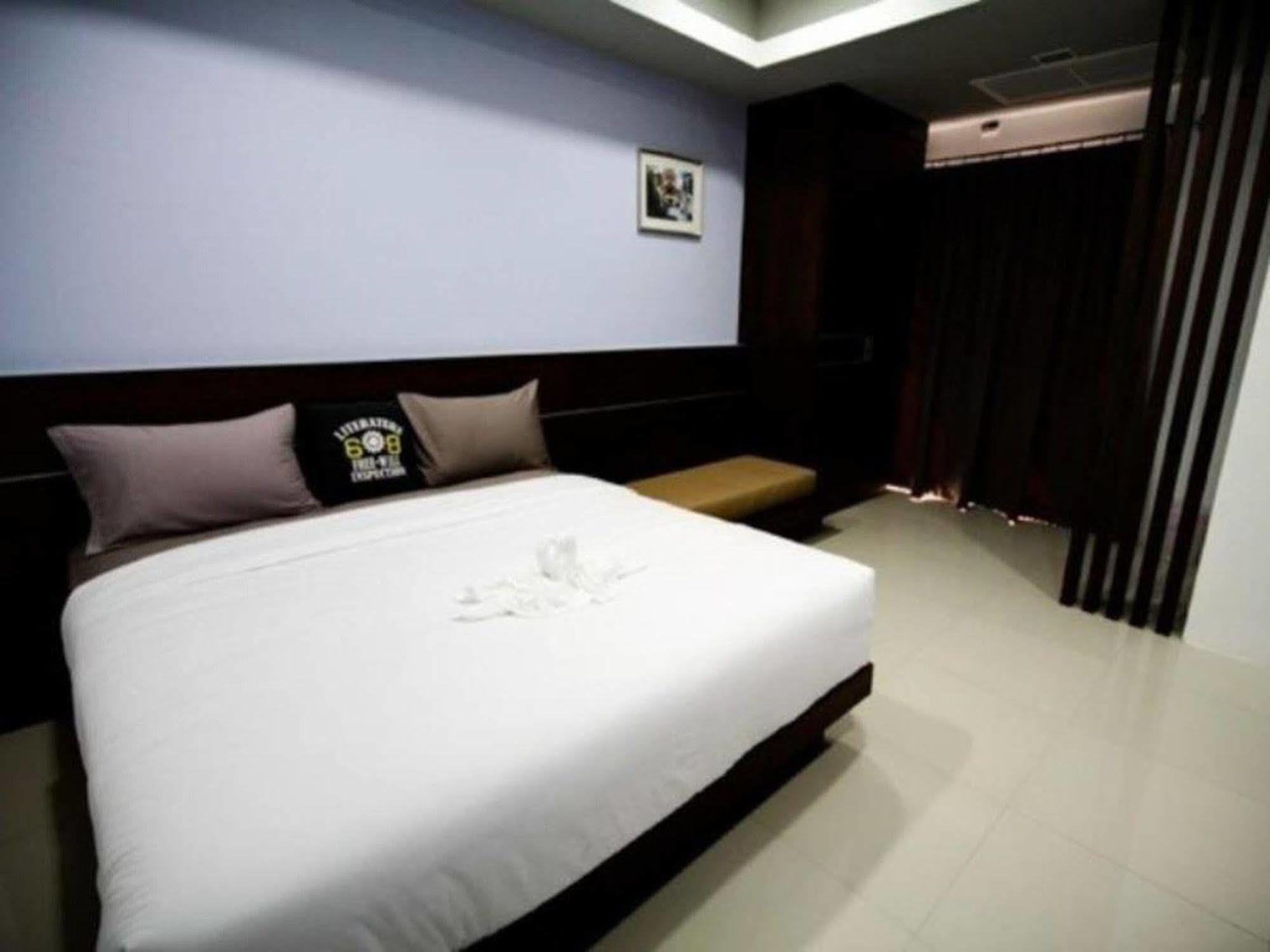 S5 And Cafe Hostel Chalong