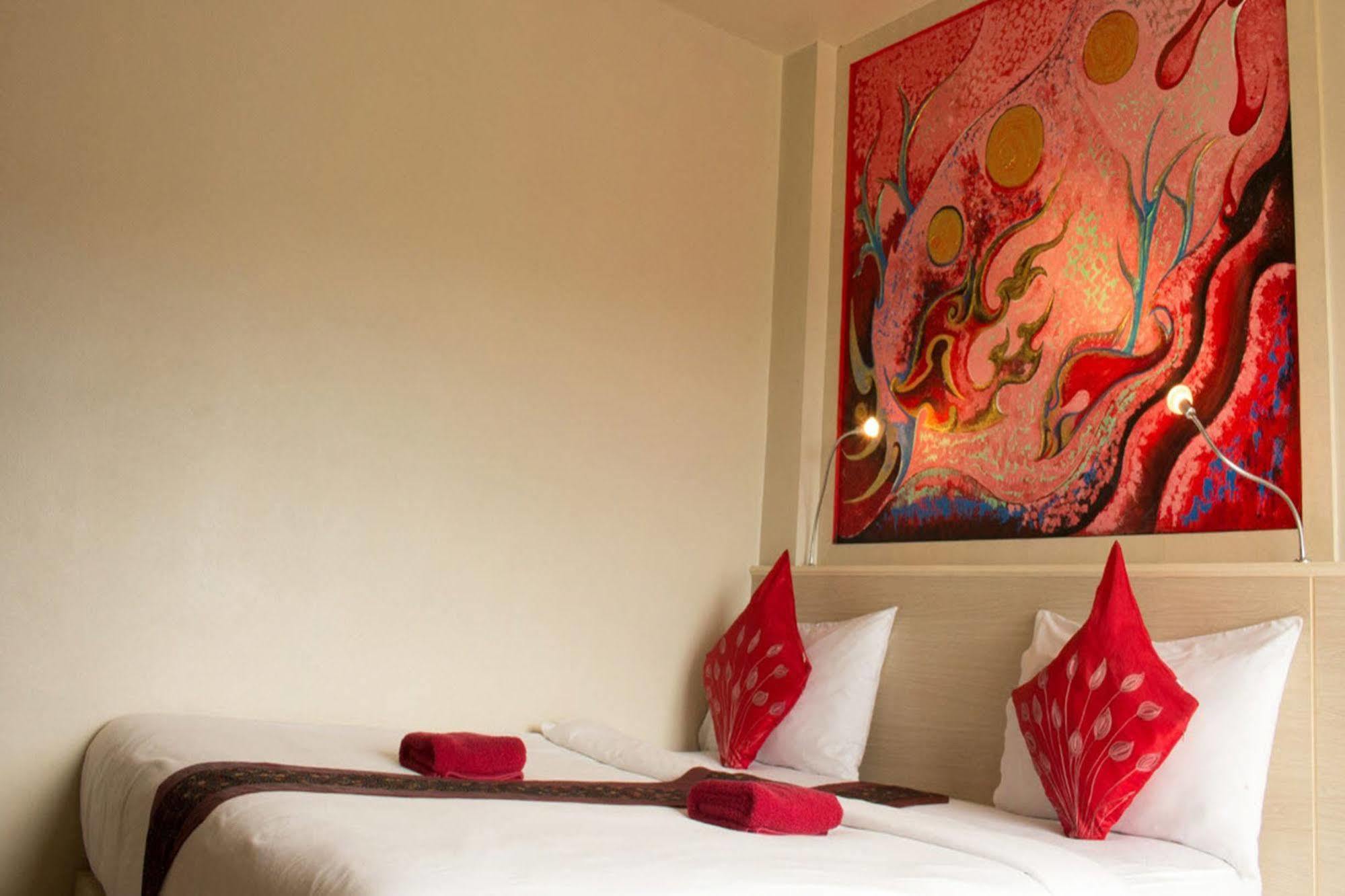 Hostel Beehive Magenta Patong *