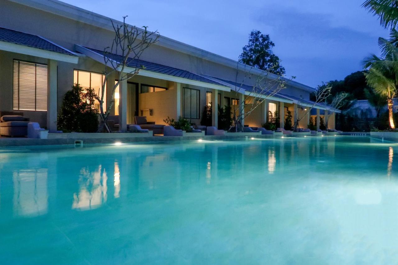 Craft & Villas, Town
