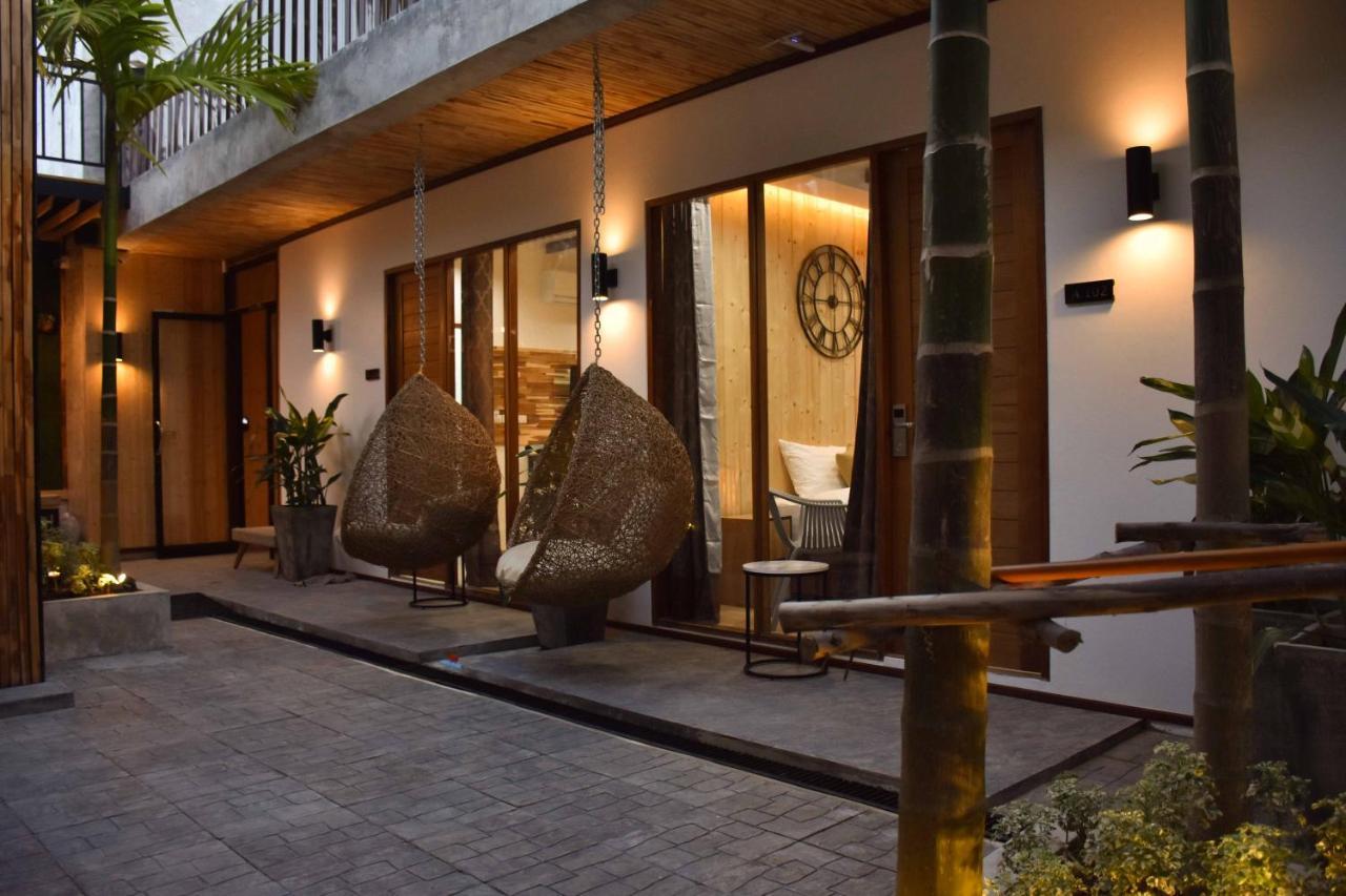 Momento Bangtao Bed & Breakfast *