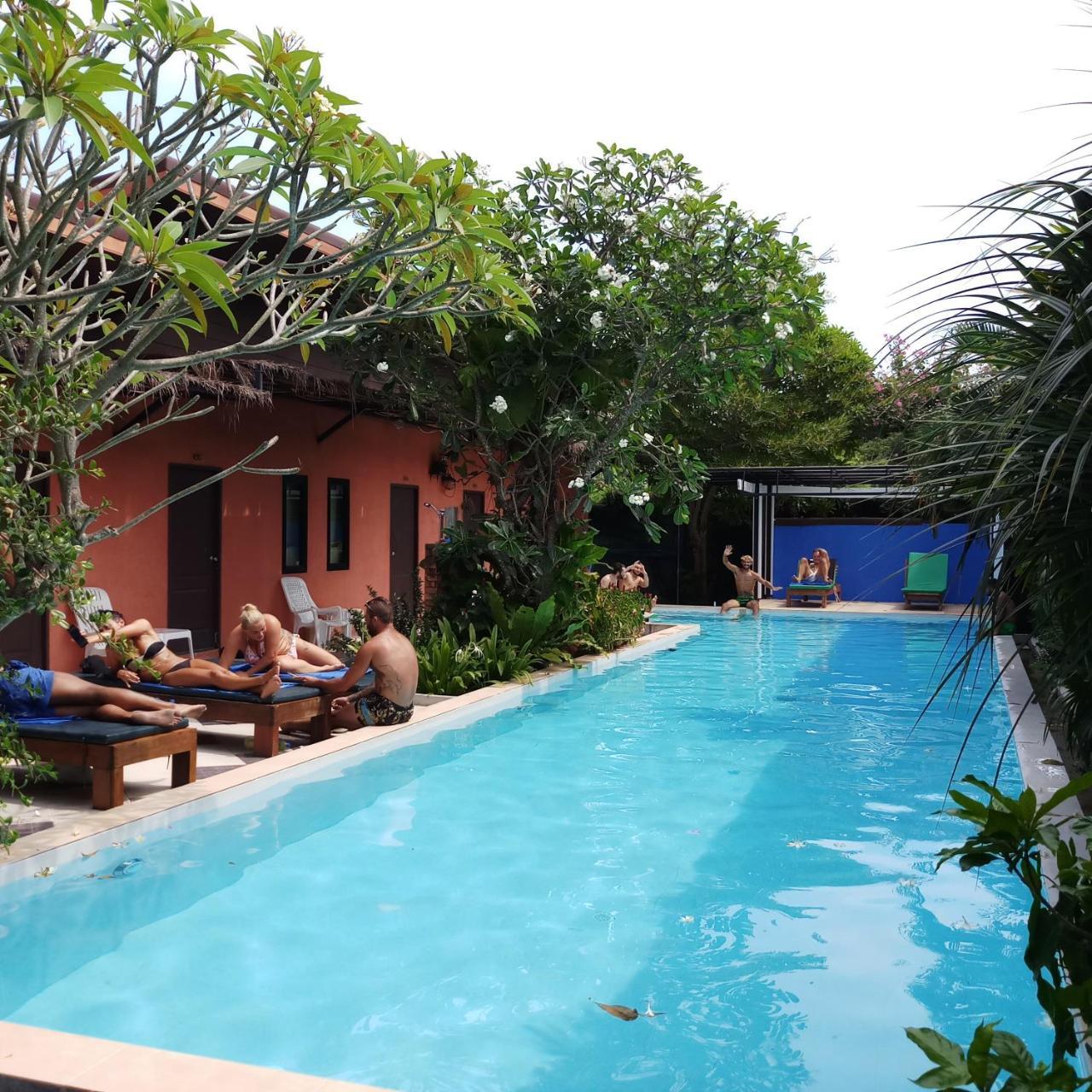 Hostel Six Pack Chalong