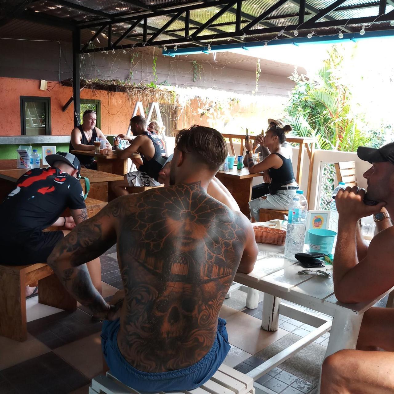 Hostel Six Pack *