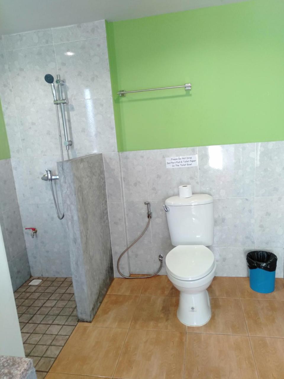 Six Pack Hostel Chalong