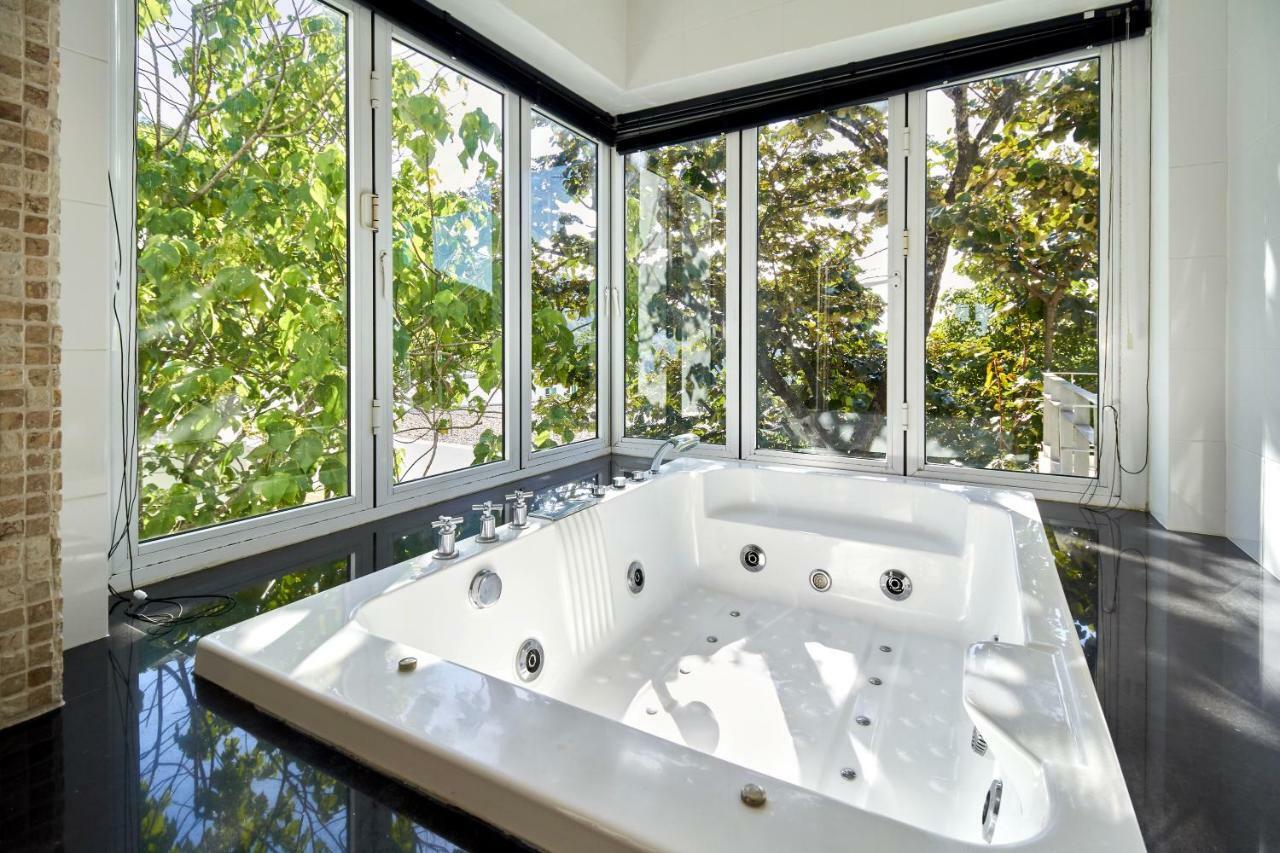 Ginborn 5 Bedroom Pool With Sea View In