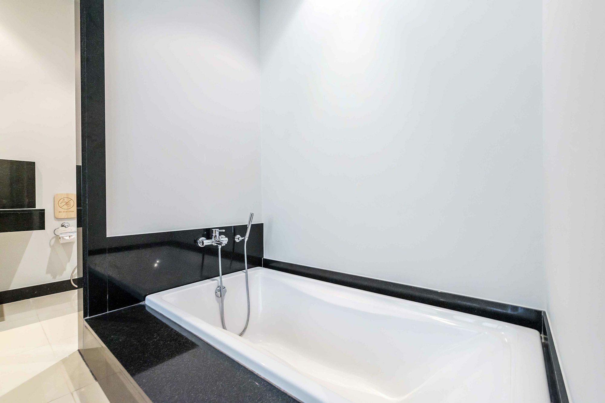 Apartment Prima De By Favstay - Naiharn
