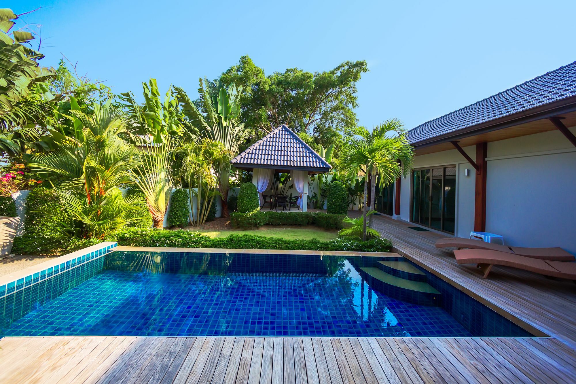 Villa Heni | Private Pool 3br | Naiharn *