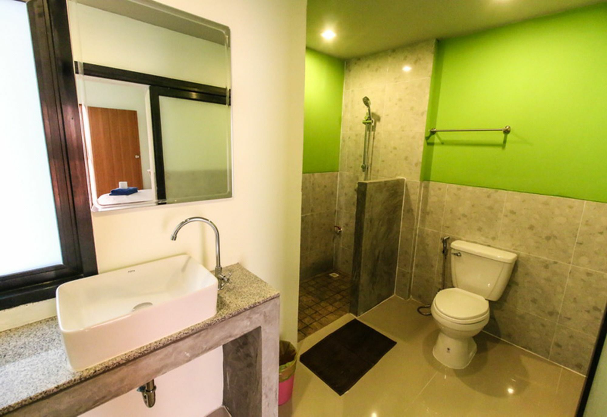 Six Pack Hostel Chalong
