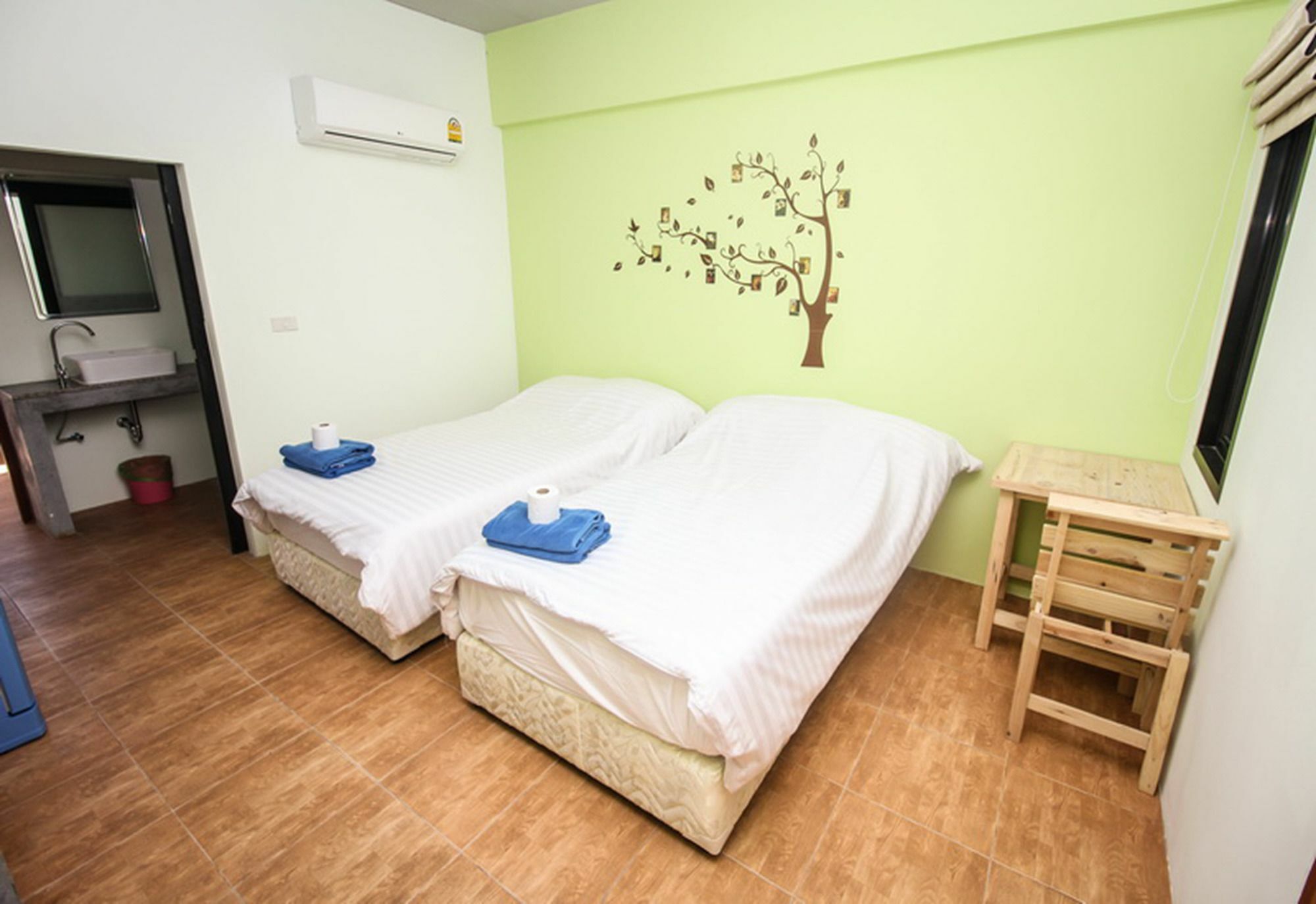 Six Pack Hostel *