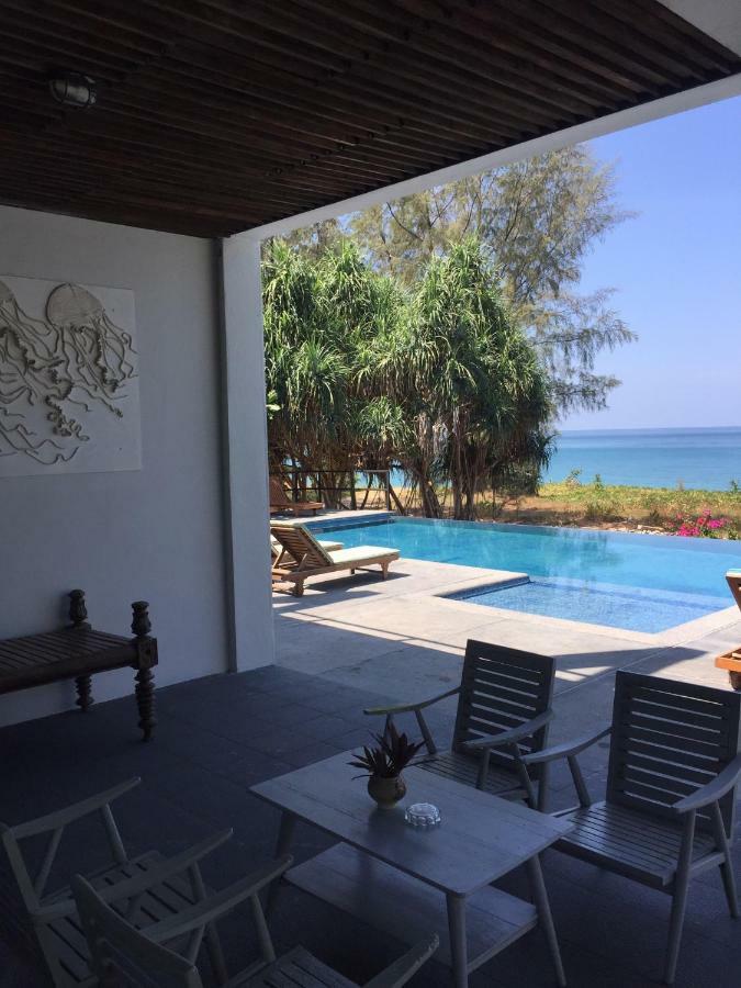 The White Pearl 8br Modern Beachfront Pool