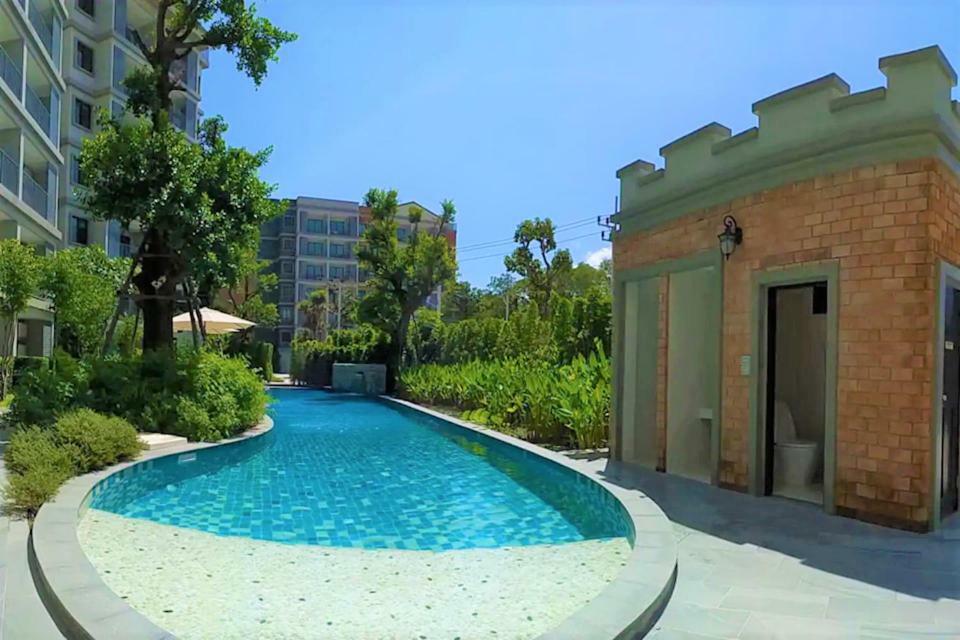 Absolute Poolside With Free Netflix @naiyang * Nai Yang