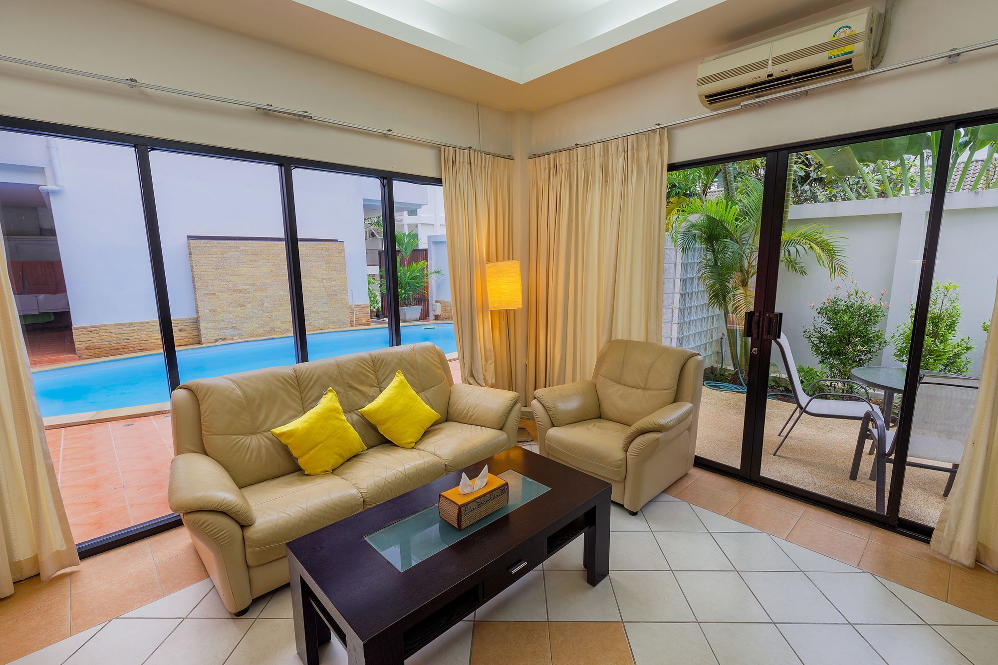 Pool Apartment *
