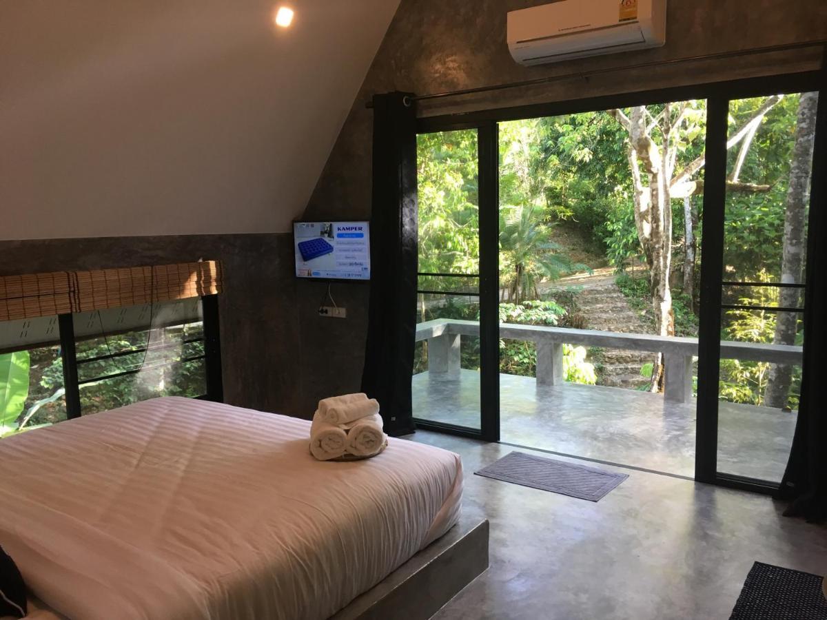Baan Rai Me Rak Pa Khlok