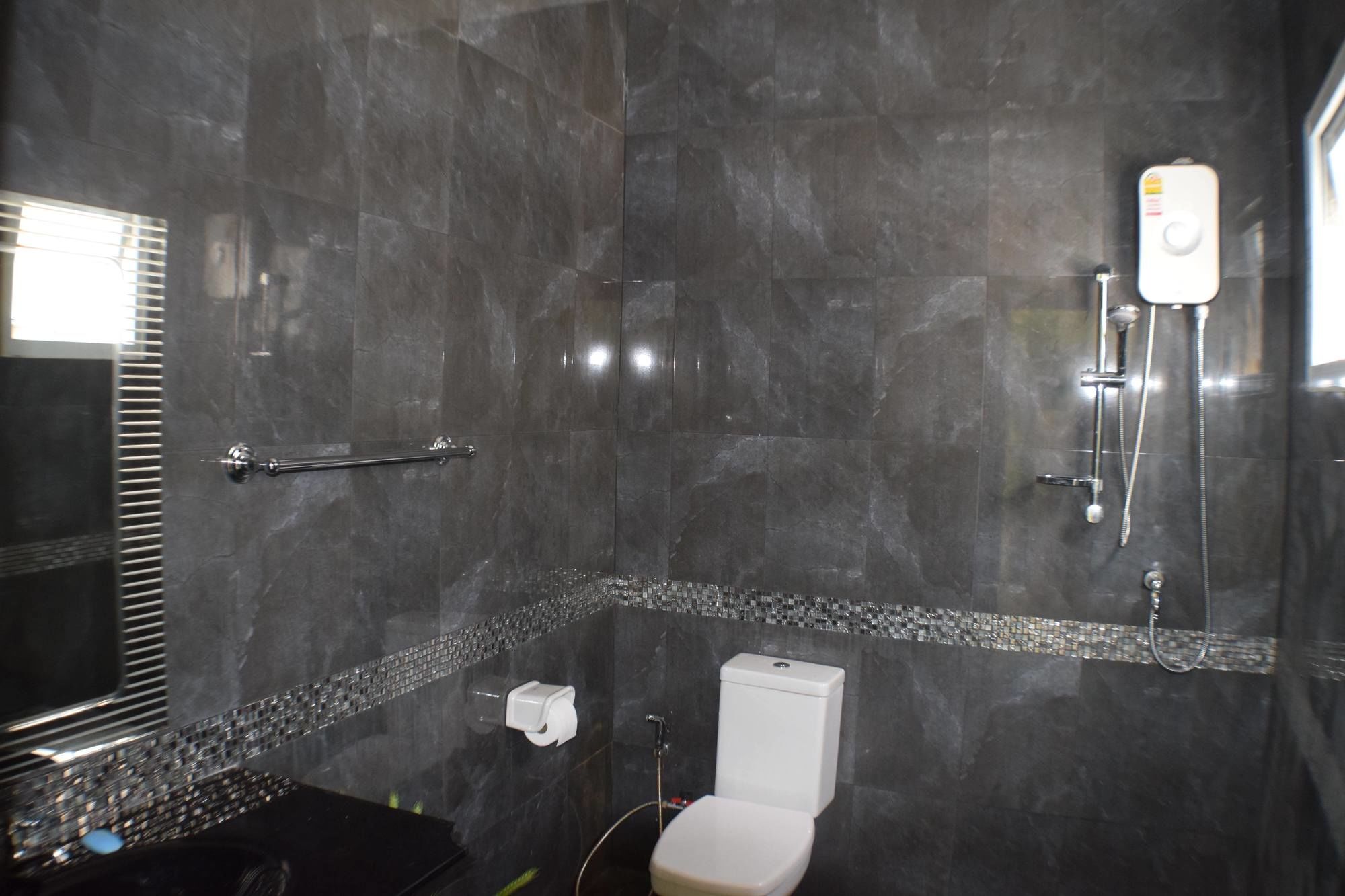 Luxury 5 Bed 5 Bath Apartment *
