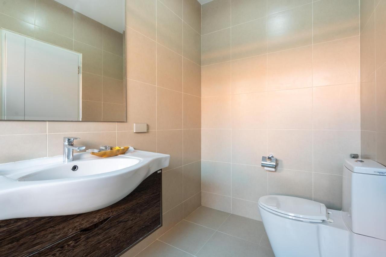 The Thames Pool Access & - Sha Extra Hotel