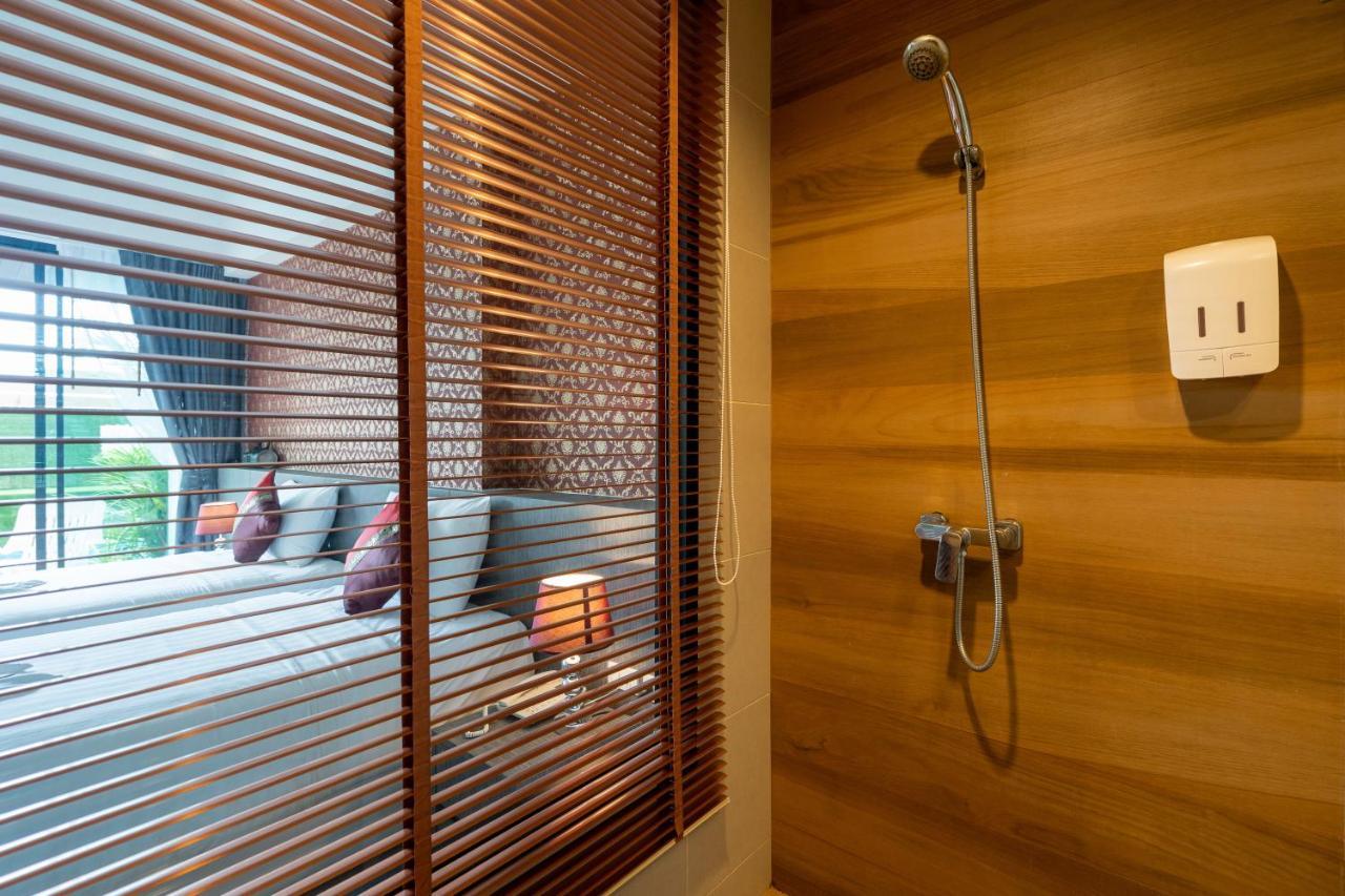 The Thames Pool Access & - Sha Extra
