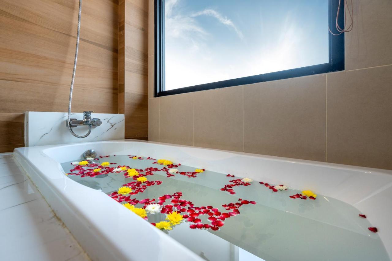 The Thames Pool Access & - Sha Extra Hotel 4*