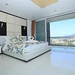 Seaview Villa Patong 芭东海景3卧别墅 5分钟到江西冷 4Bdr Pool