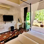 Sunshine Guesthouse And Diving School