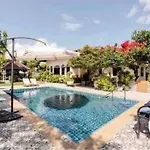 Summer House,Shared Pool, Private Bathroom And Kitchen